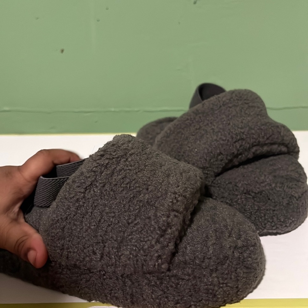 Fuzzy grey slippers with back string size 7/8c fit like a 7c